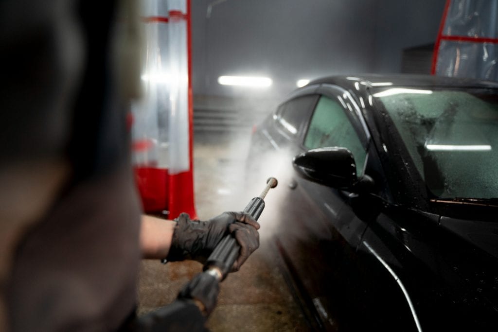 lavadora alta pressão em carro