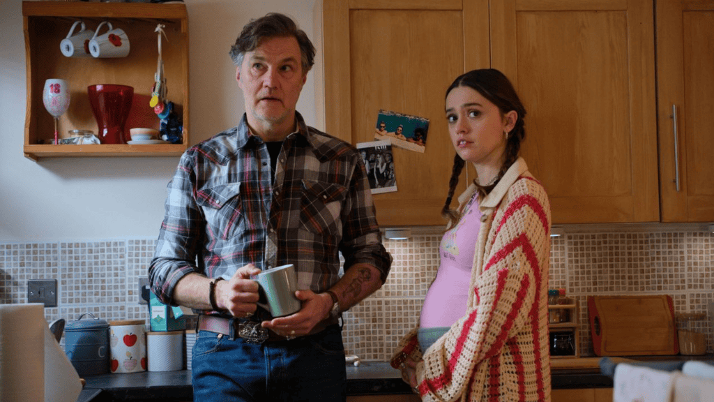 Aimee Lou Wood e David Morrissey em cena da série Daddy Issues