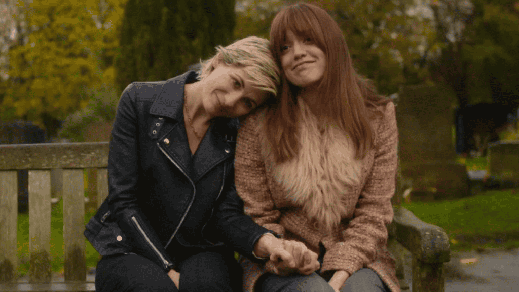 Aimee Lou Wood e Jodie Whittaker em cena da série Cidade Tóxica