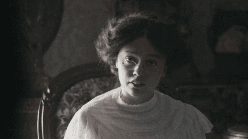 Aimee Lou Wood em cena do filme A Vida Eletrizante de Louis Wain