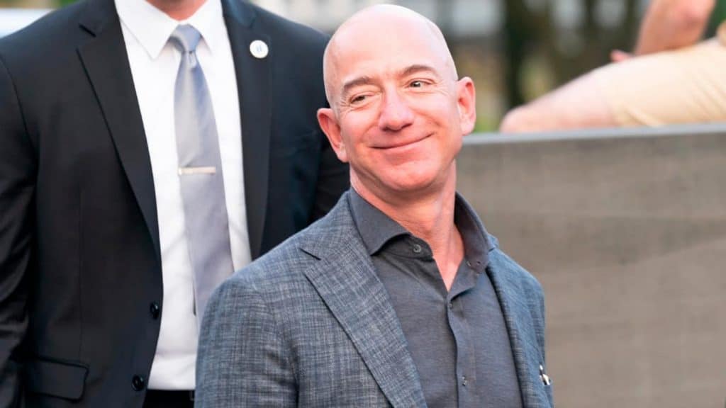 Jeff Bezos olhando ligeiramente para um lado com um breve sorriso