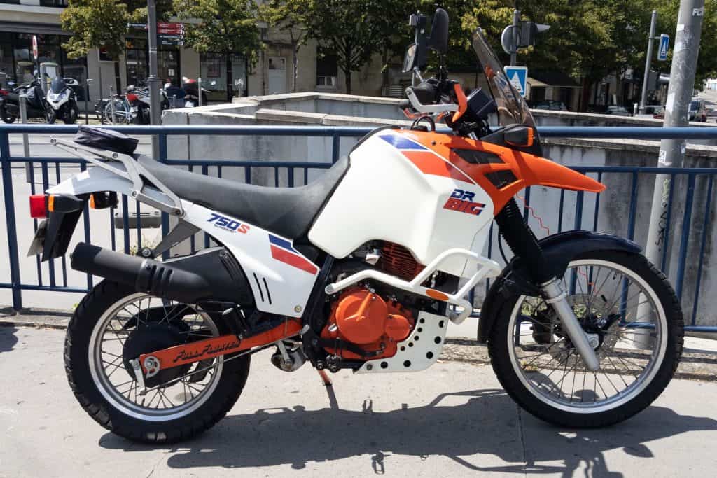 Modelo de motocicleta Suzuki dr big 750, um dos tipos de moto Big Trail