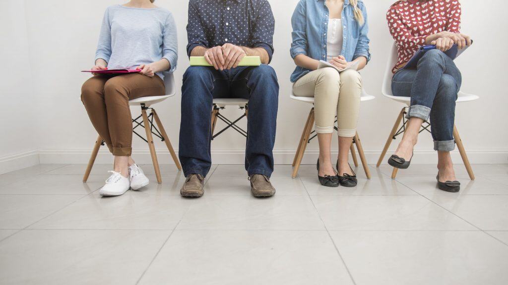 pessoas sentadas para uma entrevista de emprego