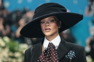 Look de Rihanna no Met Gala 2025 foi assinado pelo estilista Marc Jacobs