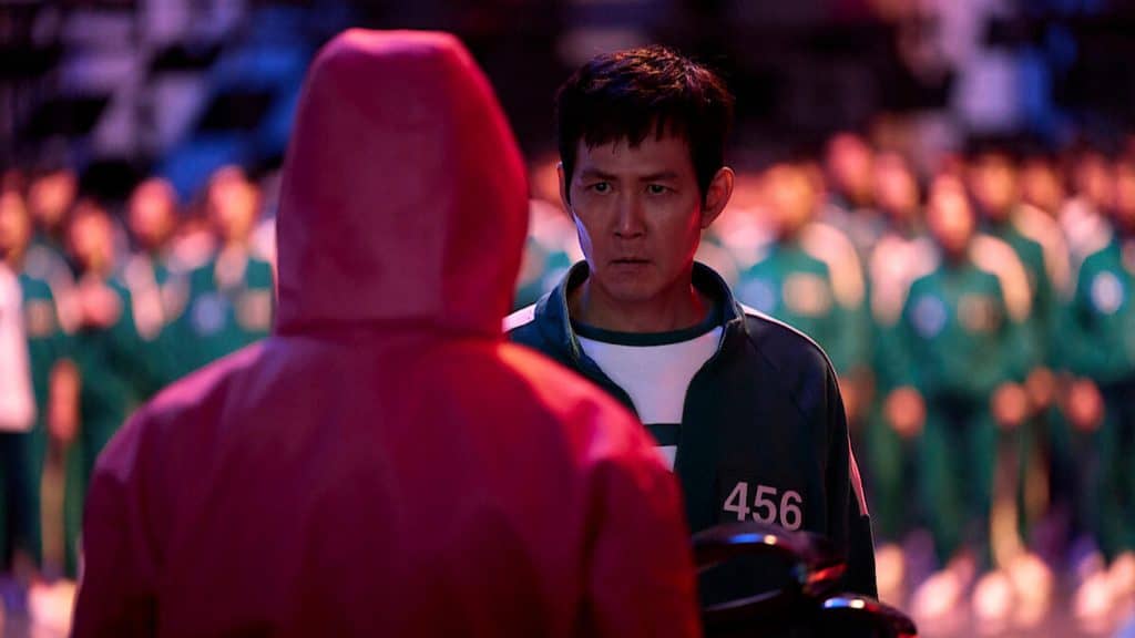 Seong Gi-hun de frente para um soldado em Round 6