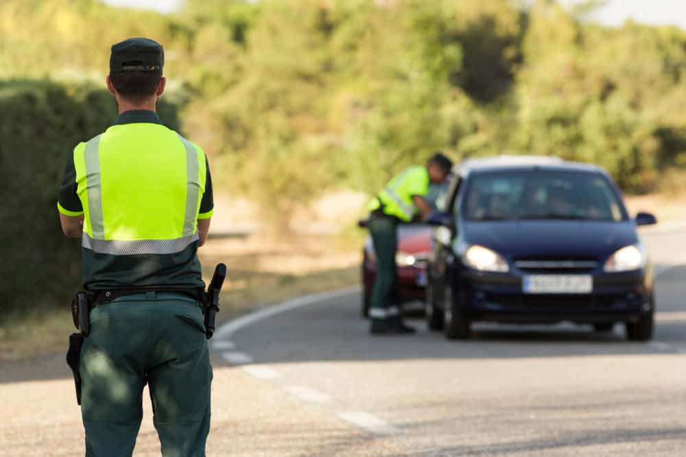 Dois agentes de trânsito trabalhando