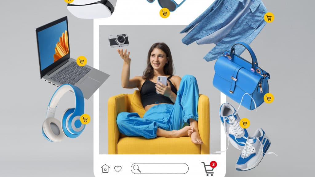 Montagem com moça sentada em poltrona rodeada por headphones, notebook, óculos de realidade virtual, óculos de sol, camisa, bolsa e tênis; moldura ao redor da moça lembra postagem em rede social