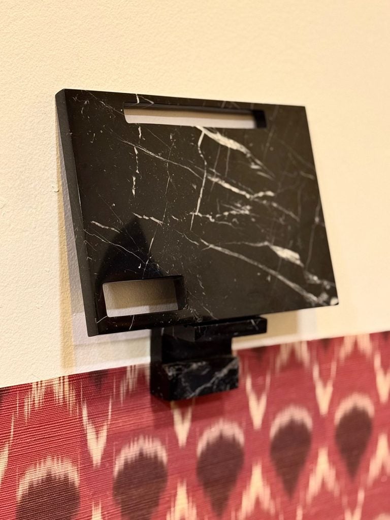 A obra em mármore Nero Marquina de Guto Neves, um dos destaques da coletiva Sala de Jantar