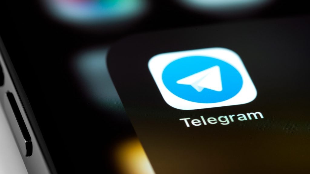 Ícone do Telegram em tela inicial de iPhone