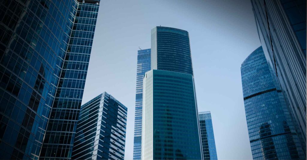 Fachada de empresas em prédios corporativos