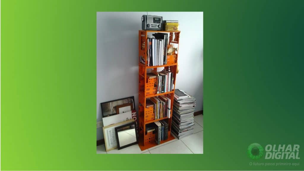 Estante com gabinetes antigos de computador.