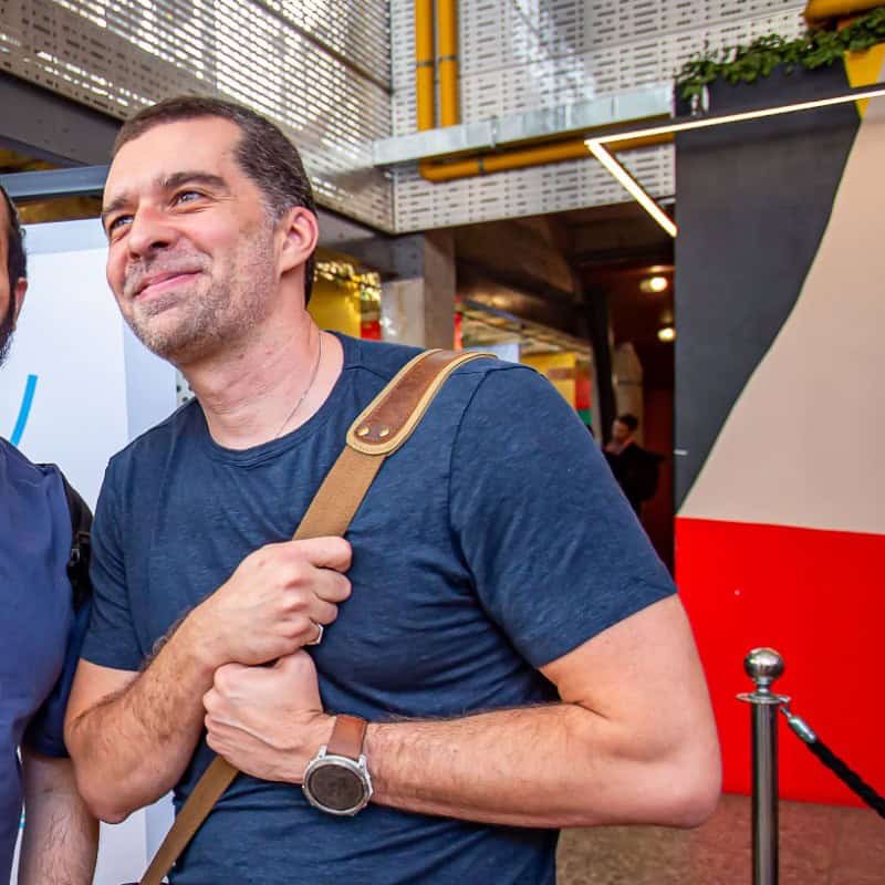Mat Velloso com uma mochila nas costas