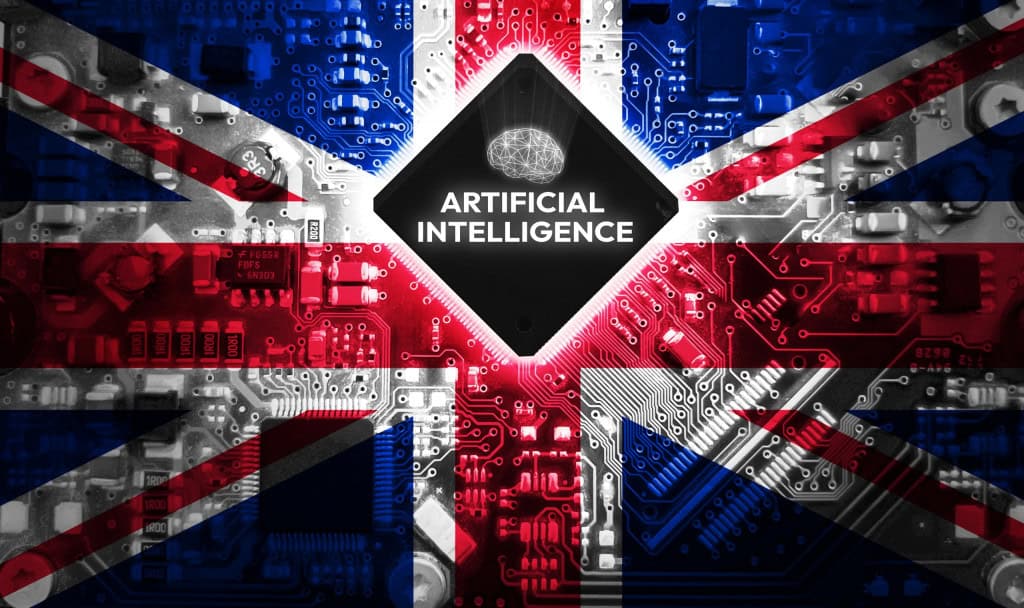 Ao fundo, uma placa de circuitos coberta uma bandeira britânica semi-translúcida; à frente, um losango com o desenho de um cérebro e a inscrição "artificial intelligence"