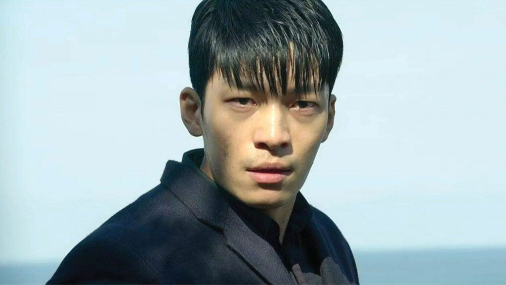homem coreano olhando para frente com firmeza