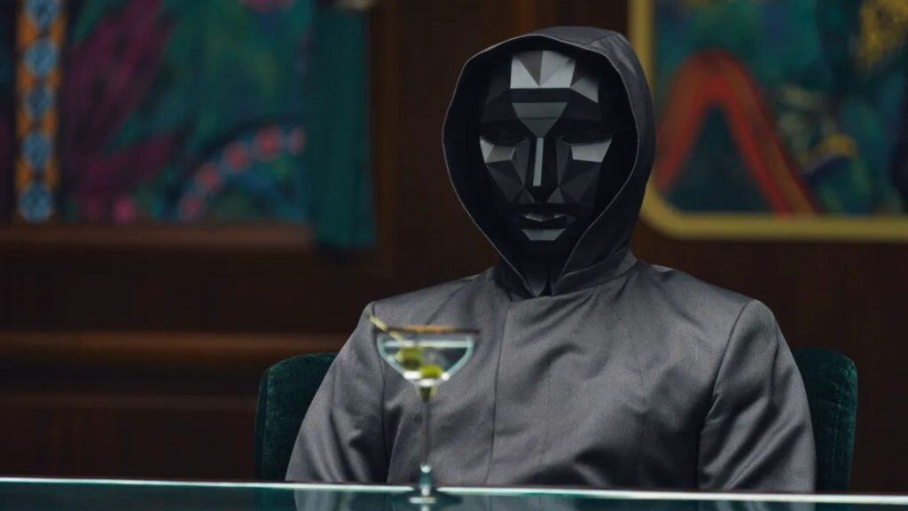 homem com uma mascara preta e um casaco preto