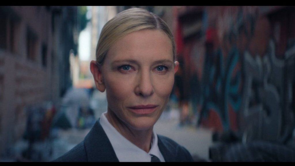 cate blanchet, atriz loira de terno preto