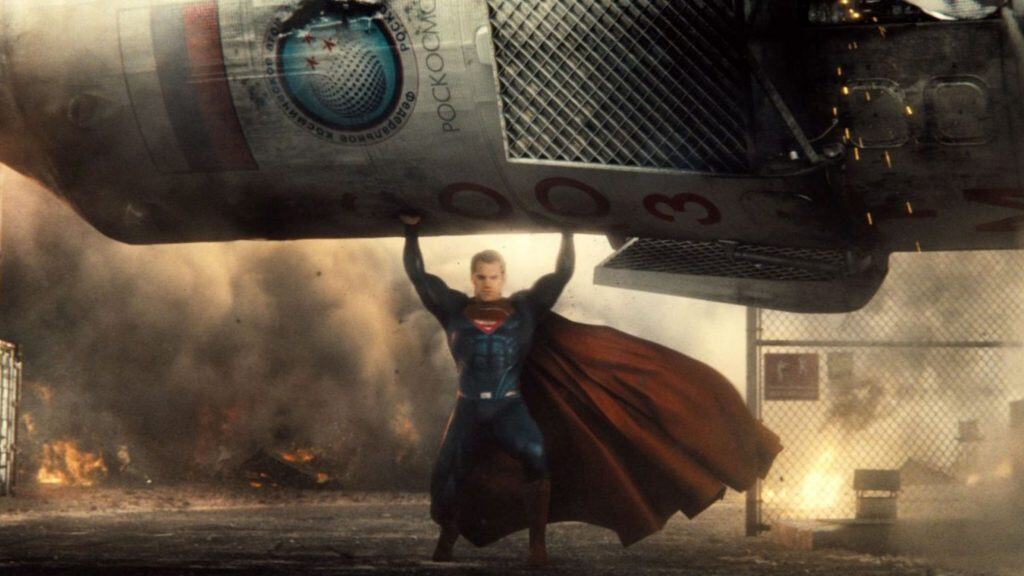 superman erguendo uma estrutura de metal