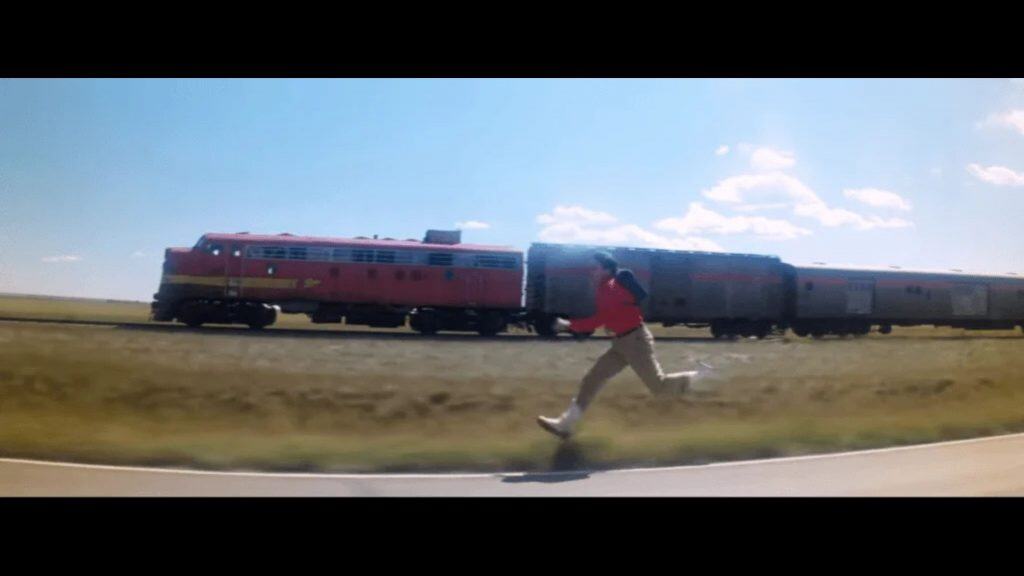 superman correndo ao lado de um tre
