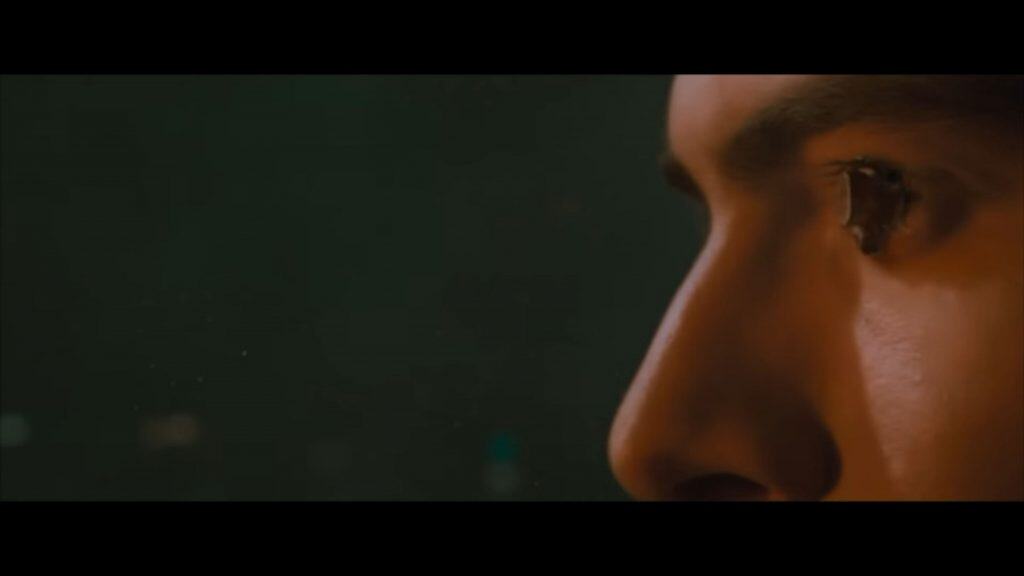uma bala de revolver sendo amassado no olho do superman