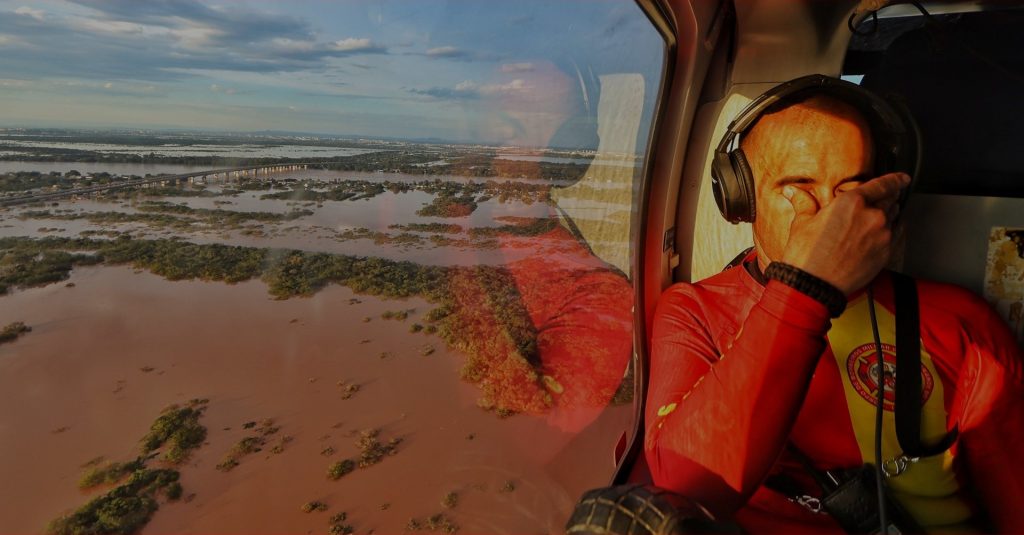 Bombeiro se emociona com tragédia no Rio Grande do Sul durante resgates