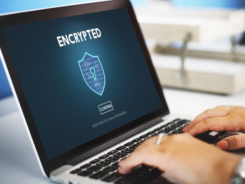 Tela de notebook exibindo um cadeado e a plavra "encrypted"