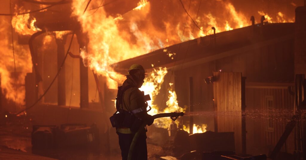 O incêndio de Palisades foi o mais devastador já registrado na Califórnia, e o evento ambiental mais caro, com perdas econômicas de US$ 32 bilhões