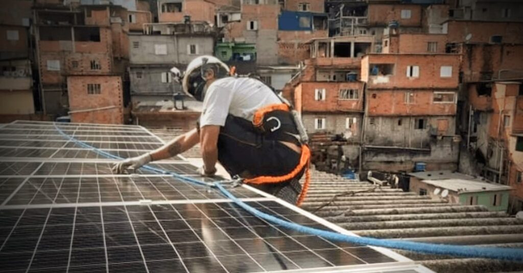 Em cidades como Icaraí de Minas (MG) e Palmas (TO) exemplos de geração e distribuição comunitária de energia solar já começam a se destacar