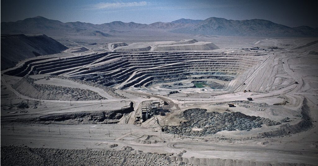 Mina de lítio no Chile: extrativismo sustentou o crescimento econômico, mas também aprofundou desigualdades e degradação ambiental