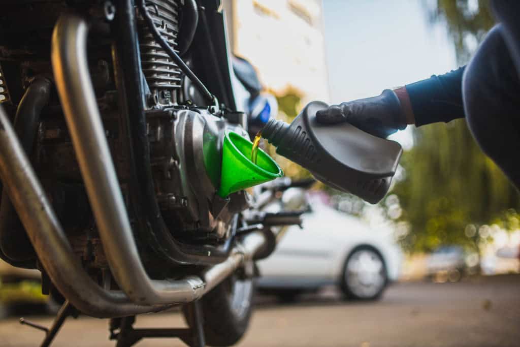 Colocando óleo de motor novo em um motor de motocicleta