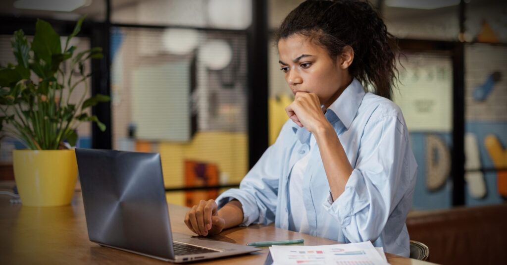 Mulher trabalhando concentrada em frente ao computador