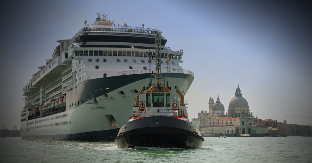 Navios de cruzeiro, jatos jumbo e grandes parques temáticos são símbolos do turismo em massa