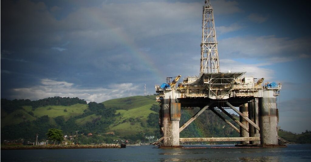 Dinheiro público está sendo usado para financiar derivados de petróleo, modelo que responde por 80% das emissões de gases estufa