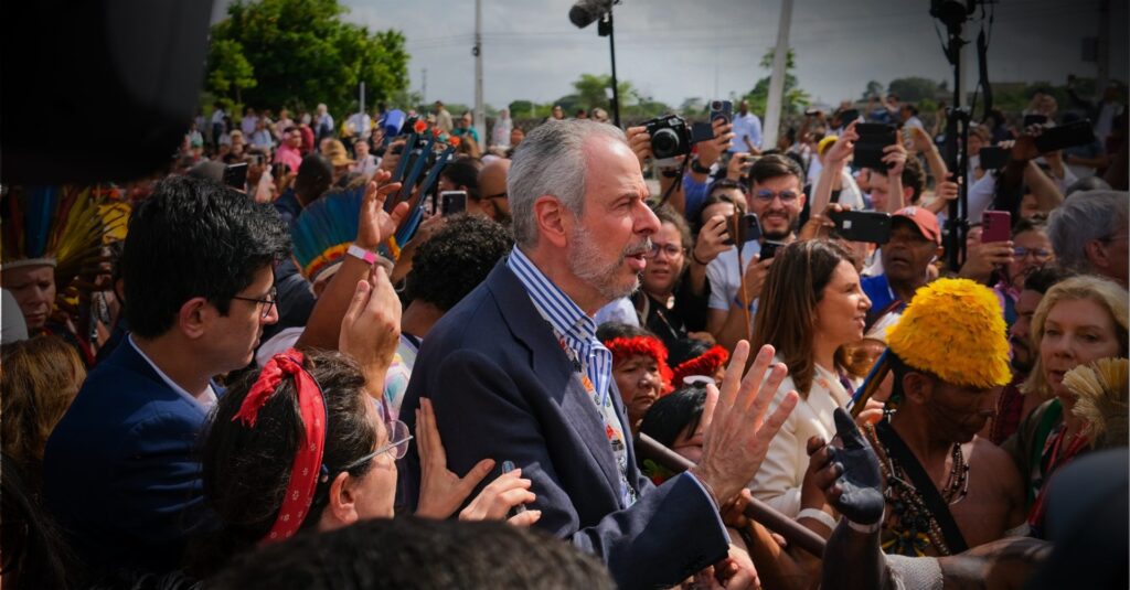 Presidente da COP30, André Corrêa do Lago, em manifestação liderada pelo povo indígena Munduruku na entrada da conferência em Belém