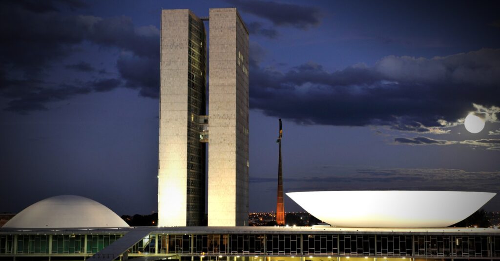 Brasil caminha para o lado oposto de outros países: os refrigerantes devem para pagar menos impostos do que a água mineral