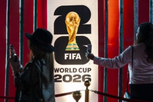 O troféu original da Copa do Mundo da FIFA chegou à Índia como parte de sua turnê oficial global