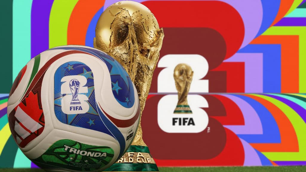 Bola de futebol do lado da taça da Copa do Mundo de 2026 da FIFA