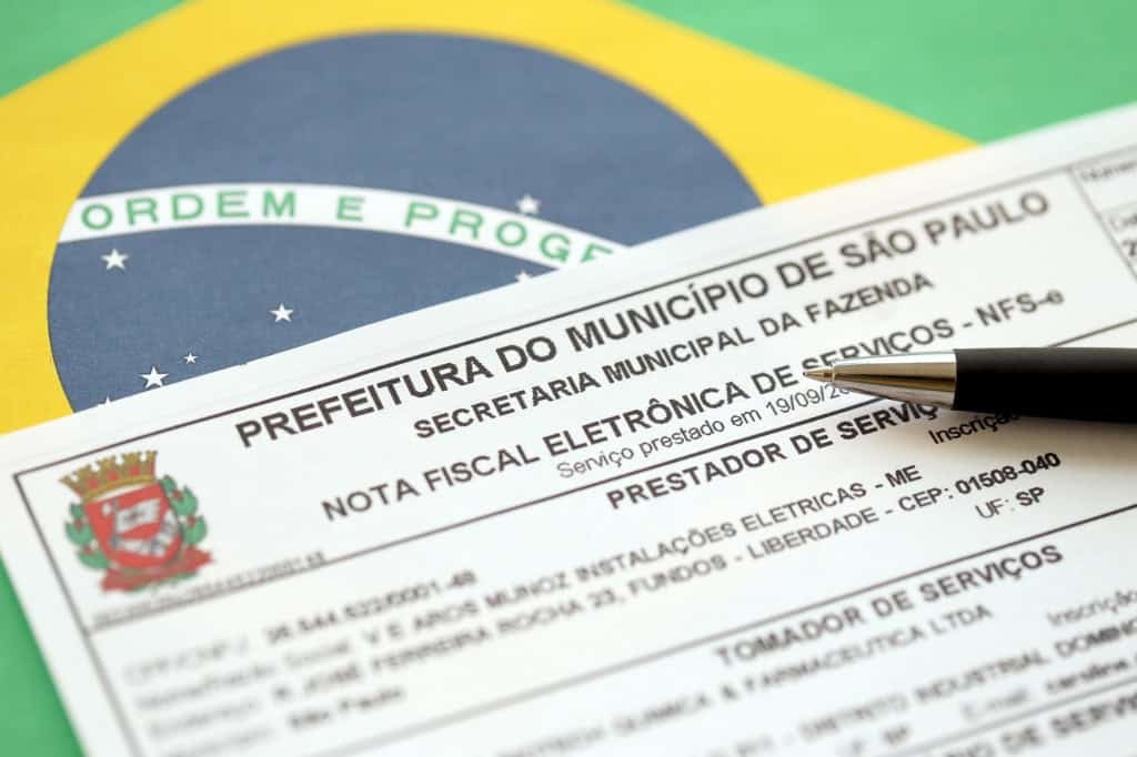 Nota fiscal eletrônica sobre a bandeira do Brasil representa a identificação de empresas por CNPJ