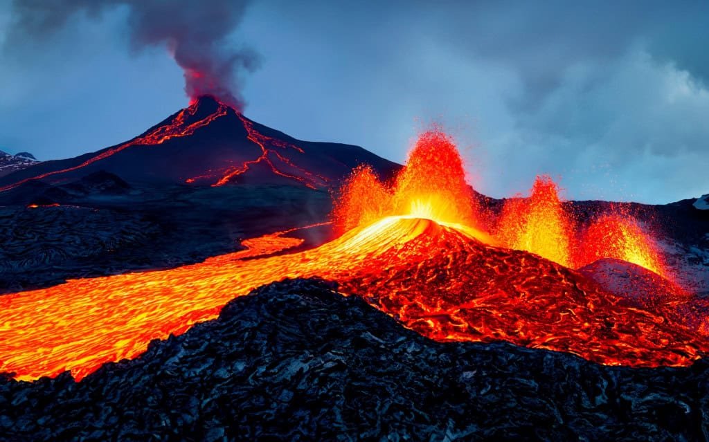 Magma saindo de vulcão ativo