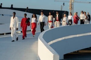 Primeiro desfile da Carnan foi realizado no Caminho Niemeyer, em Niterói