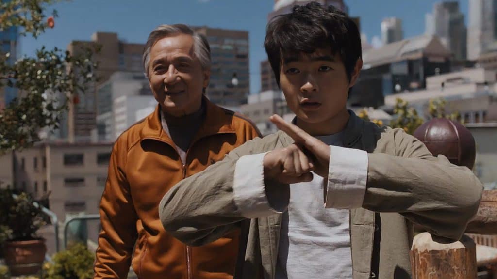Imagem mostra os personagens de Jackie Chan e Ben Wang no filme "Karate Kid: Lendas"