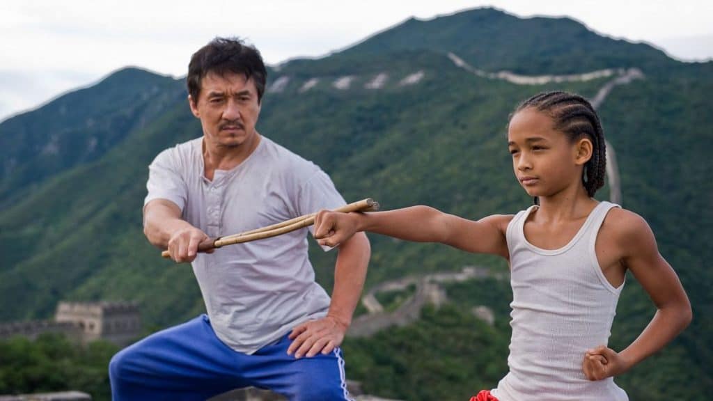 Imagem mostra os personagens de Jackie Chan e Jaden Smith treinando artes marciais no filme Karatê Kid (2010)