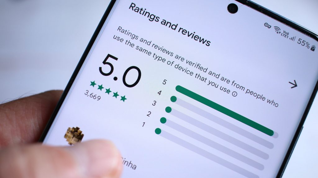 Página de avaliação de um app na Play Store, exibida na tela de um smartphone