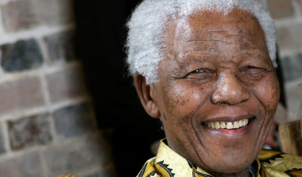 imagem mostra um close up do rosto de nelson mandela, posando para a foto e sorrindo