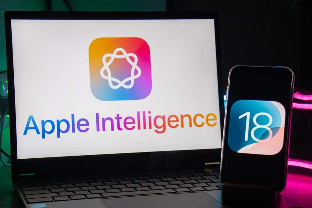 À esquerda, logo do Apple Intelligence em um MacBook; à direita, logo do iOS 18 em um iPhone