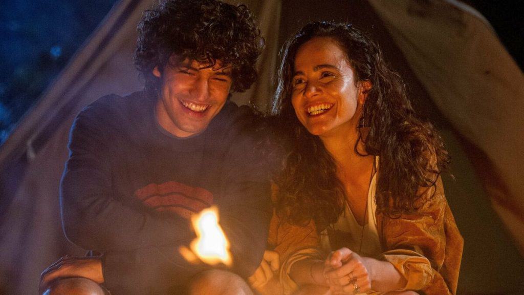 imagem mostra os protagonistas da série eduardo e monica, série inspirada na música de mesmo nome da banda brasileira legião urbana