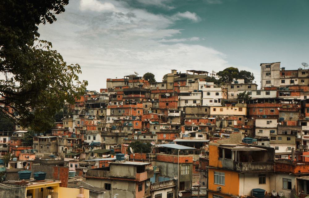 imagem mostra uma visão panorâmica de uma favela no rio de janeiro