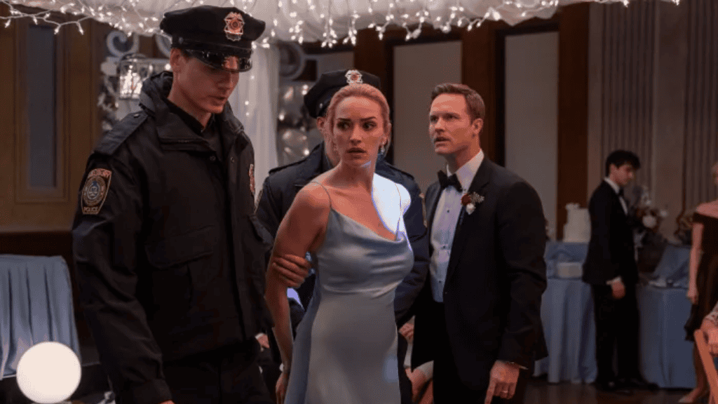 Mulher com semblante assustado sendo presa por dois policiais. Ao fundo pessoas interagem em uma festa. (Ginny e Georgia)