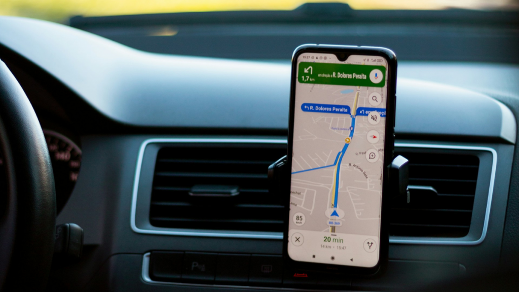 imagem mostra um motorista de carro se guiando pelo gps do google maps