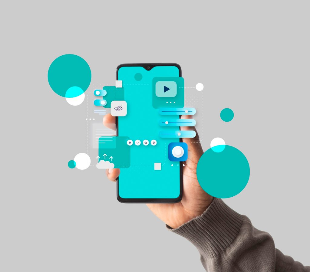 pessoa segurando celular com diversas atividades