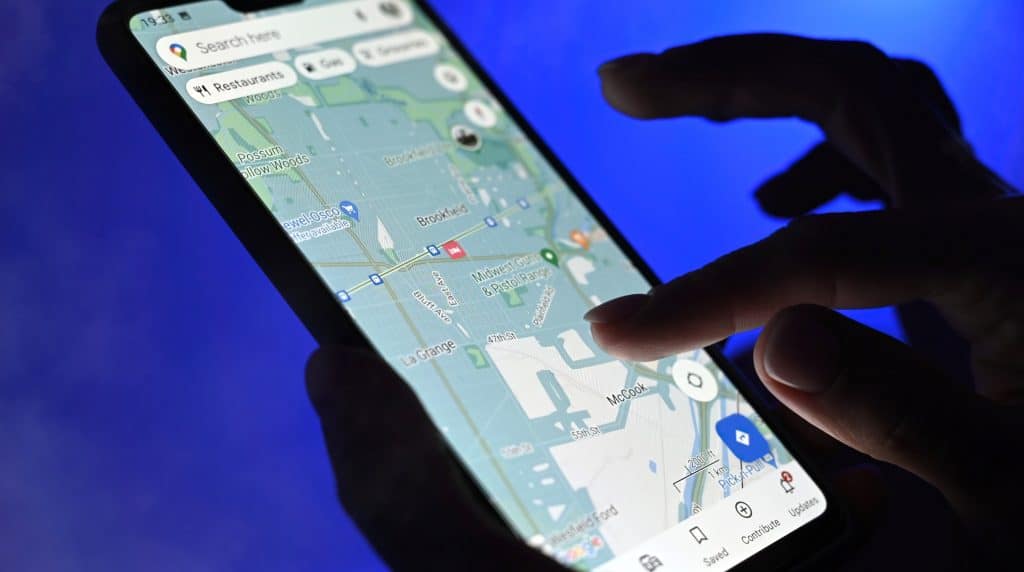 Usuário mexendo no app do Google Maps pelo celular